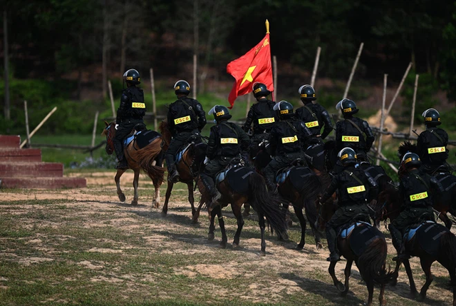  CSCĐ Kỵ binh: Sau hơn một năm huấn luyện, từ ngựa hoang đến những màn vượt rào, bổ nhào, phi nước đại bắn súng đỉnh cao - Ảnh 20.