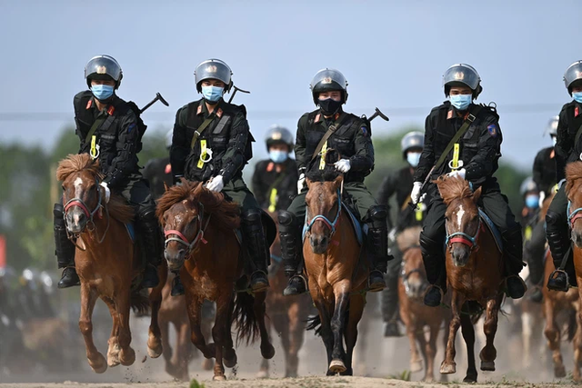  CSCĐ Kỵ binh: Sau hơn một năm huấn luyện, từ ngựa hoang đến những màn vượt rào, bổ nhào, phi nước đại bắn súng đỉnh cao - Ảnh 25.