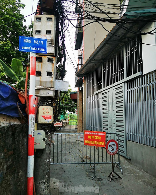 Hà Nội: Cận cảnh phong tỏa 3 tòa nhà trên phố Trần Cung do có ca F0 - Ảnh 6.