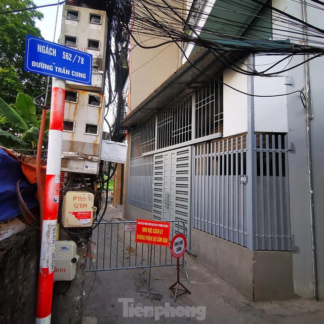 Hà Nội: Cận cảnh phong tỏa 3 tòa nhà trên phố Trần Cung do có ca F0 - Ảnh 7.