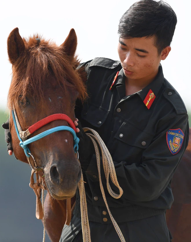  CSCĐ Kỵ binh: Sau hơn một năm huấn luyện, từ ngựa hoang đến những màn vượt rào, bổ nhào, phi nước đại bắn súng đỉnh cao - Ảnh 9.