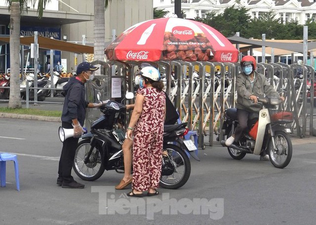 Siêu thị Emart bất ngờ đóng cửa, người dân TPHCM bối rối tìm chỗ mua thực phẩm - Ảnh 5.