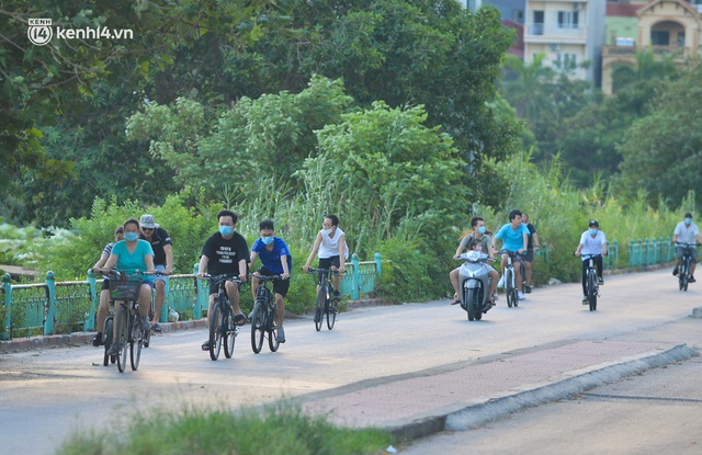  Hà Nội: Hồ Tây lập chốt chặn, hồ Gươm chăng rào kín vẫn không ngăn được... người dân tập thể dục - Ảnh 1.