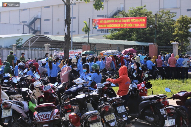 Hàng trăm công nhân ở Đà Nẵng chen chúc chờ lấy mẫu xét nghiệm sau khi công ty có ca dương tính SARS-CoV-2 - Ảnh 2.