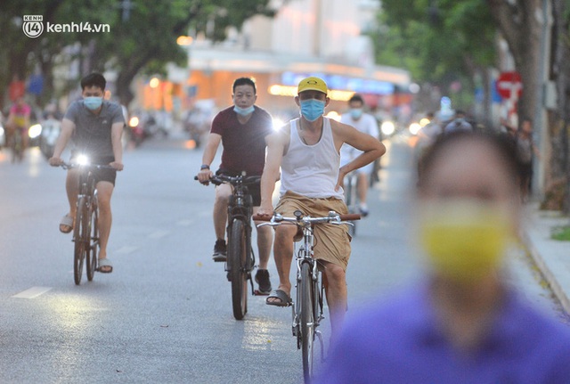  Hà Nội: Hồ Tây lập chốt chặn, hồ Gươm chăng rào kín vẫn không ngăn được... người dân tập thể dục - Ảnh 13.