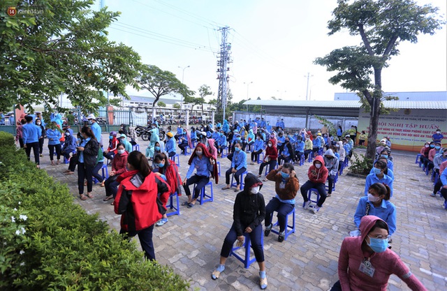 Hàng trăm công nhân ở Đà Nẵng chen chúc chờ lấy mẫu xét nghiệm sau khi công ty có ca dương tính SARS-CoV-2 - Ảnh 13.