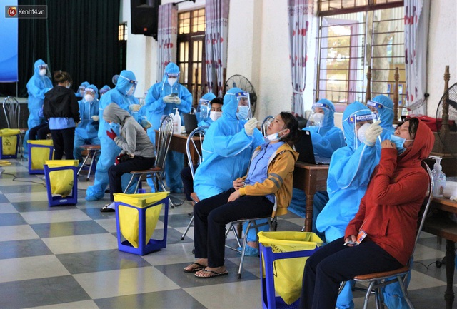 Hàng trăm công nhân ở Đà Nẵng chen chúc chờ lấy mẫu xét nghiệm sau khi công ty có ca dương tính SARS-CoV-2 - Ảnh 14.