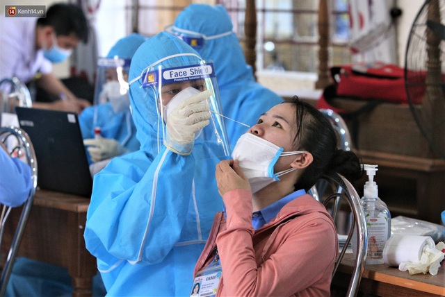 Hàng trăm công nhân ở Đà Nẵng chen chúc chờ lấy mẫu xét nghiệm sau khi công ty có ca dương tính SARS-CoV-2 - Ảnh 16.