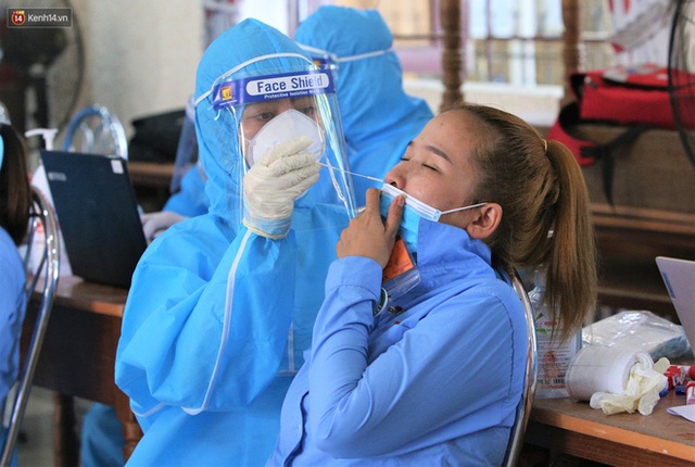Hàng trăm công nhân ở Đà Nẵng chen chúc chờ lấy mẫu xét nghiệm sau khi công ty có ca dương tính SARS-CoV-2 - Ảnh 18.