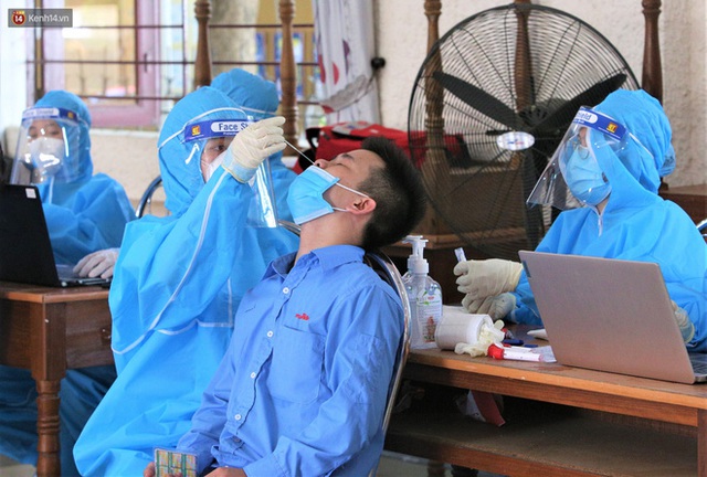 Hàng trăm công nhân ở Đà Nẵng chen chúc chờ lấy mẫu xét nghiệm sau khi công ty có ca dương tính SARS-CoV-2 - Ảnh 19.