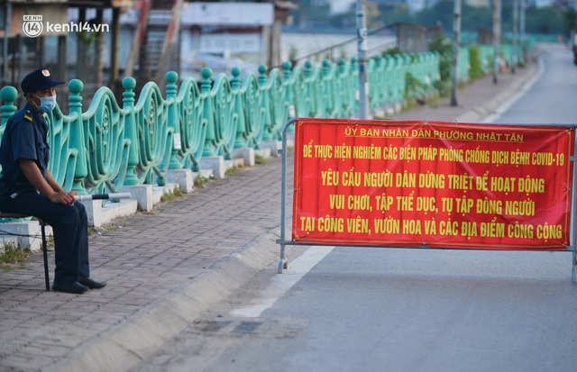  Hà Nội: Hồ Tây lập chốt chặn, hồ Gươm chăng rào kín vẫn không ngăn được... người dân tập thể dục - Ảnh 3.