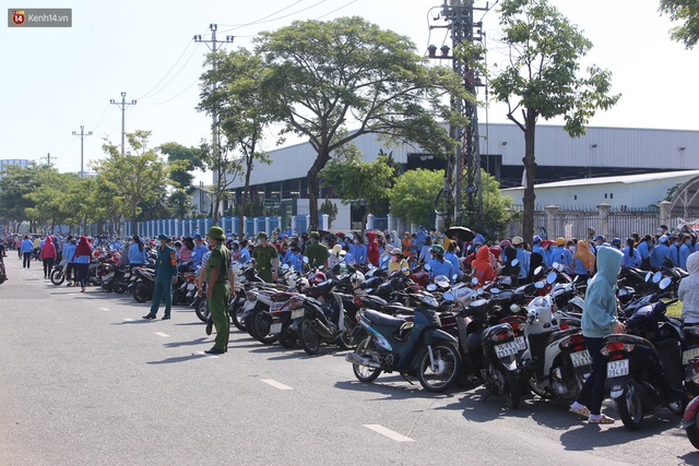 Hàng trăm công nhân ở Đà Nẵng chen chúc chờ lấy mẫu xét nghiệm sau khi công ty có ca dương tính SARS-CoV-2 - Ảnh 3.
