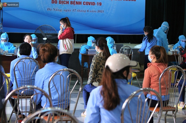 Hàng trăm công nhân ở Đà Nẵng chen chúc chờ lấy mẫu xét nghiệm sau khi công ty có ca dương tính SARS-CoV-2 - Ảnh 21.
