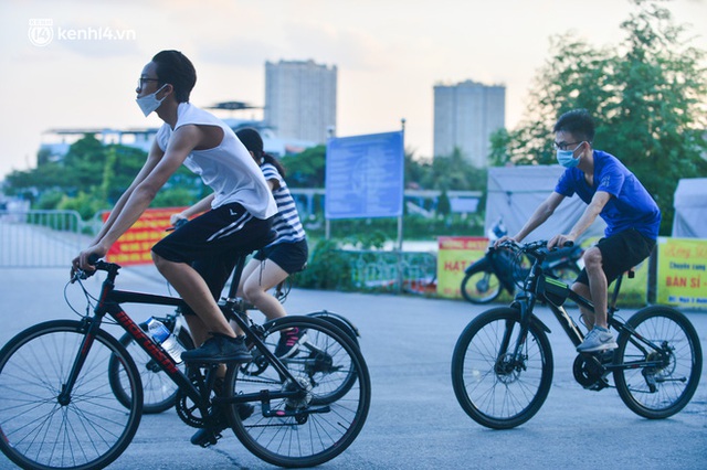  Hà Nội: Hồ Tây lập chốt chặn, hồ Gươm chăng rào kín vẫn không ngăn được... người dân tập thể dục - Ảnh 9.