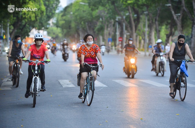  Hà Nội: Hồ Tây lập chốt chặn, hồ Gươm chăng rào kín vẫn không ngăn được... người dân tập thể dục - Ảnh 10.