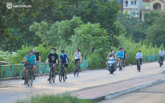 Hà Nội: Hồ Tây lập chốt chặn, hồ Gươm chăng rào kín vẫn không ngăn được... người dân tập thể dục