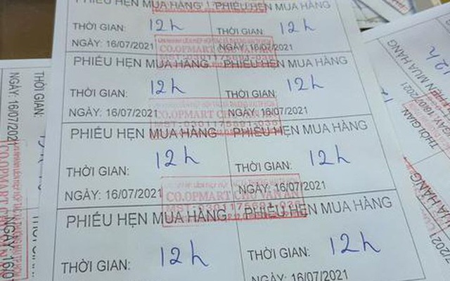 Siêu thị ở TP HCM giảm quá tải vì phát phiếu hẹn giờ, cho nhân viên mua hàng giùm khách