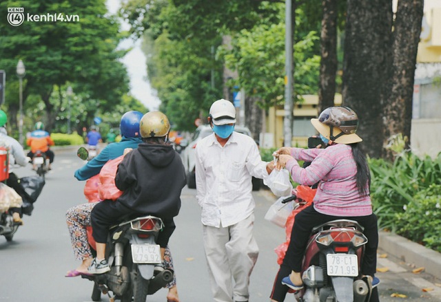 Heartwarming story when Saigon distanced itself: The sister association worked hard to cook hundreds of meals, went everywhere to give to the needy - Photo 1.