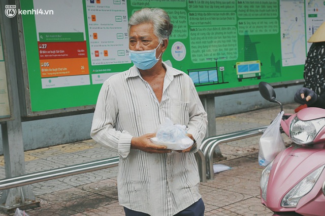 Heartwarming story when Saigon distanced itself: The sister association worked hard to cook hundreds of meals, went everywhere to give to the needy - Photo 15.