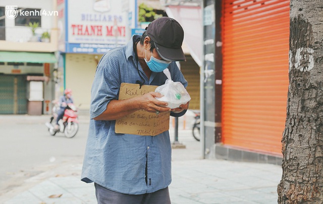 Heartwarming story when Saigon distanced itself: The sister association worked hard to cook hundreds of meals, went everywhere to give gifts to the needy - Photo 17.