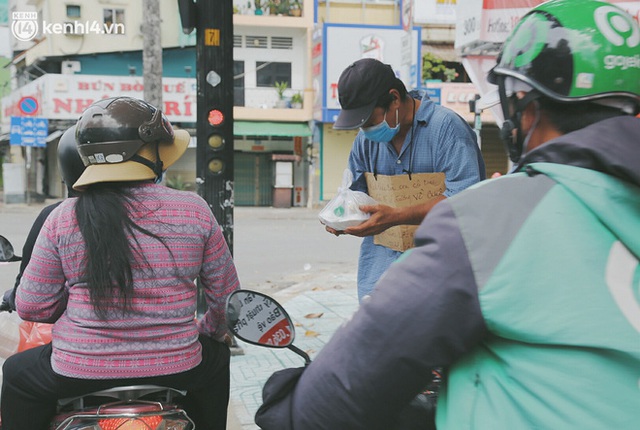 Heartwarming story when Saigon distanced itself: The sister association worked hard to cook hundreds of meals, went everywhere to give to the needy - Photo 18.