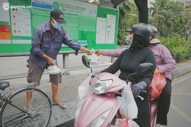 Heartwarming story when Saigon is distanced: The sister association is hard at work cooking hundreds of rice dishes, going everywhere to give to the needy - Photo 20.
