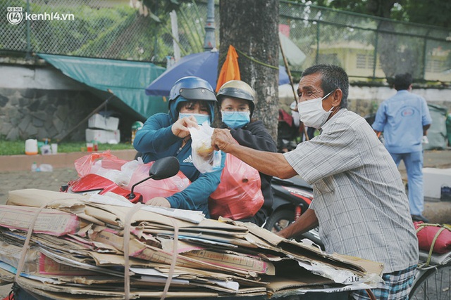Chuyện ấm lòng khi Sài Gòn giãn cách: Hội chị em miệt mài nấu hàng trăm phần cơm, đi khắp nơi để tặng cho người khó khăn - Ảnh 24.
