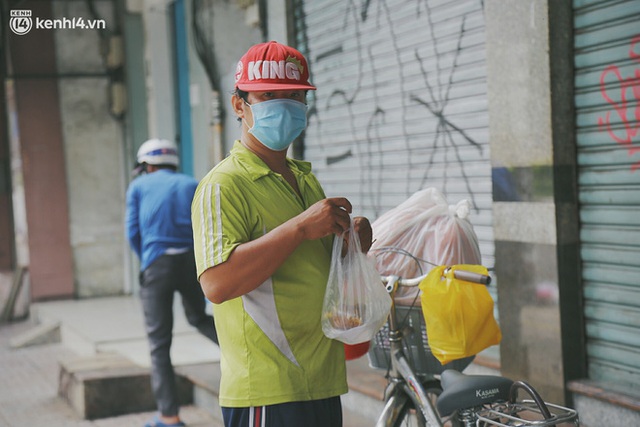 Heartwarming story when Saigon distanced itself: The sister association worked hard to cook hundreds of meals, went everywhere to give to the needy - Photo 25.