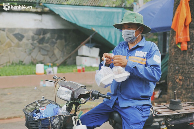 Heartwarming story when Saigon is away: The sister association is hard at work cooking hundreds of rice dishes, going everywhere to give to the needy - Photo 27.