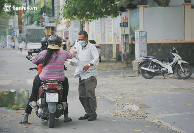 Heartwarming story when Saigon is distanced: The sisters' association worked hard to cook hundreds of meals, go everywhere to give to the needy - Photo 29.