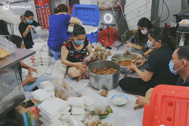 Heartwarming story when Saigon is away: The sister association is hard at work cooking hundreds of meals, going everywhere to give to the needy - Photo 4.