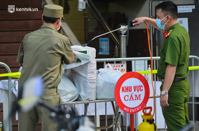 Hà Nội: Phong toả tạm thời tòa nhà Vietinbank 25 Lý Thường Kiệt, lấy mẫu xét nghiệm cho nhân viên do liên quan Covid-19 - Ảnh 8.