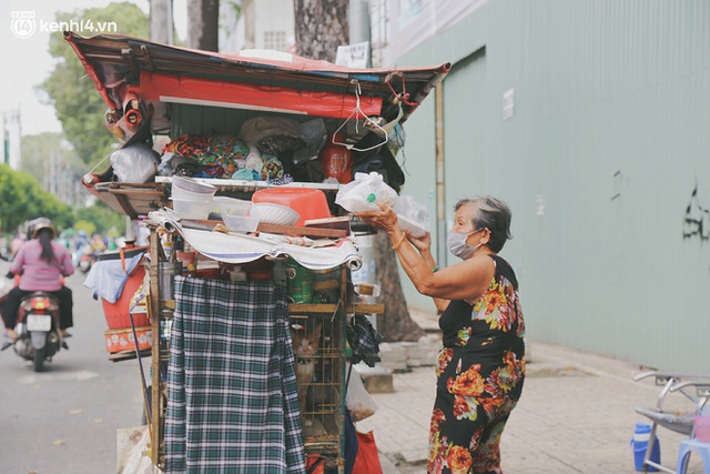 Heartwarming story when Saigon distanced itself: The sister association worked hard to cook hundreds of meals, went everywhere to give to the needy - Photo 9.