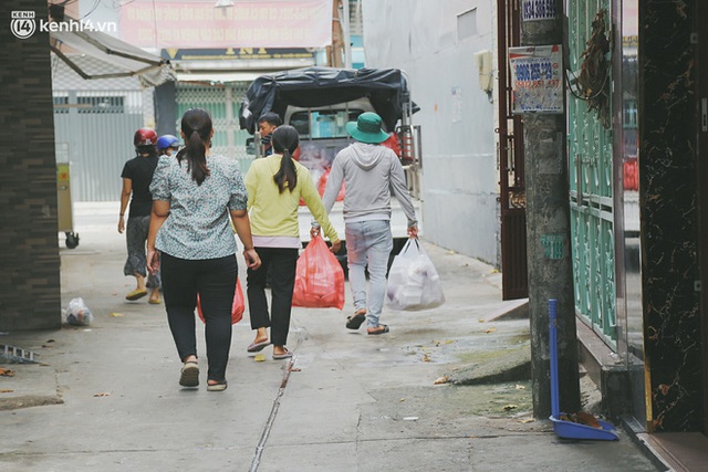 Heartwarming story when Saigon distanced itself: The sister association worked hard to cook hundreds of meals, went everywhere to give to the needy - Photo 10.