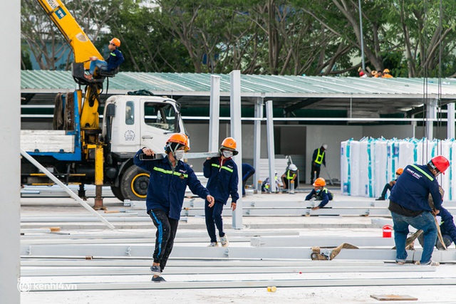  Cận cảnh đại công trường nơi xây dựng thần tốc 2 bệnh viện dã chiến SARS-CoV-2 ở Tp Hồ Chí Minh - Ảnh 19.