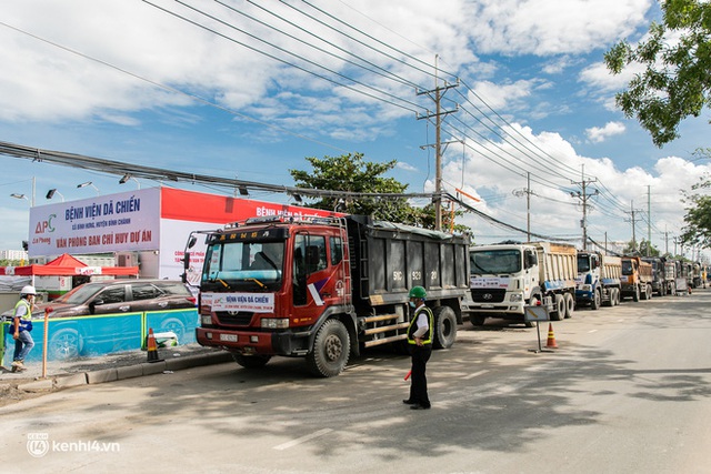  Cận cảnh đại công trường nơi xây dựng thần tốc 2 bệnh viện dã chiến Covid-19 ở TP.HCM - Ảnh 10.