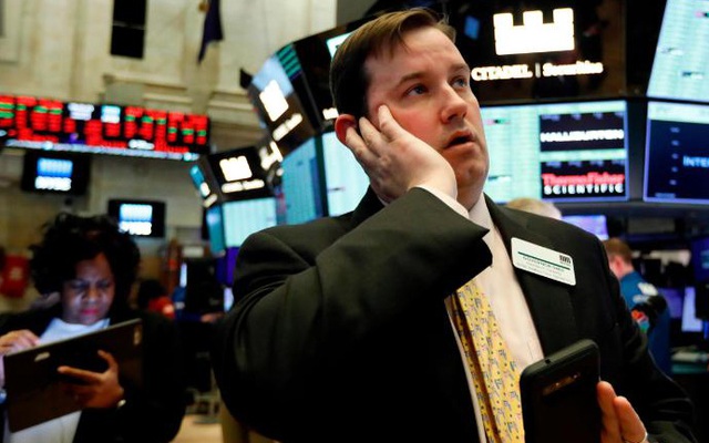 Nỗi lo lạm phát gia tăng, Dow Jones rớt gần 300 điểm