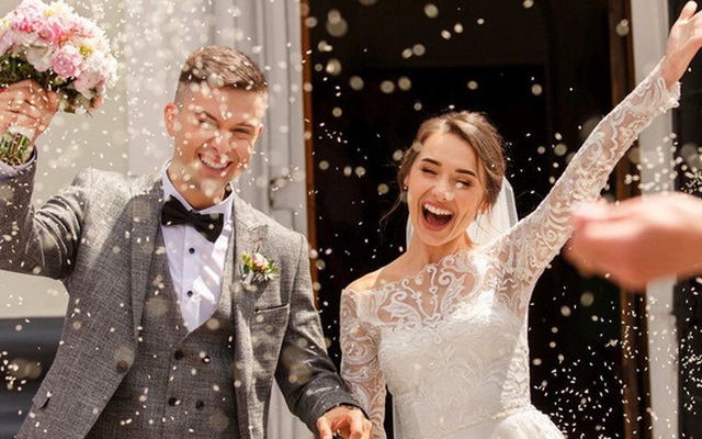 Hiện nhiều cặp đôi ở Mỹ có thể tổ chức các tiệc cưới với sự góp mặt của gia đình và bạn bè, sau hơn 1 năm ảnh hưởng bởi đại dịch. (Ảnh minh họa: Fox Business)