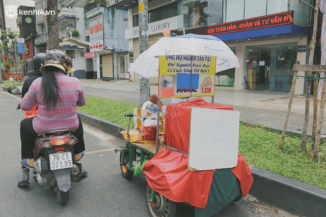 Phát một hộp cơm, tặng một phần gạo và câu chuyện từ thiện từ những người trong cuộc ở Sài Gòn: Của cho không bằng cách cho - Ảnh 11.