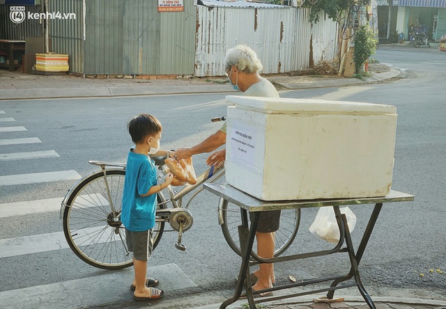 Phát một hộp cơm, tặng một phần gạo và câu chuyện từ thiện từ những người trong cuộc ở Sài Gòn: Của cho không bằng cách cho - Ảnh 4.