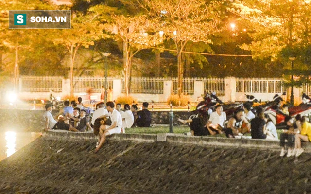 Hà Nội: Hàng trăm nam thanh nữ tú ra công viên tập thể dục, ăn nhậu, "tâm sự" thấy công an bỏ chạy toán loạn