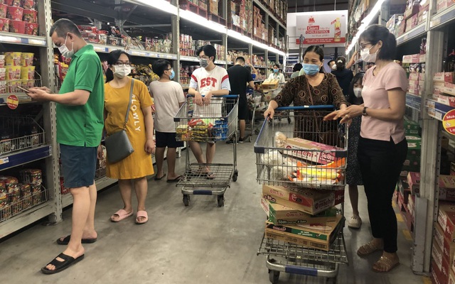 Nhiều người dân đến siêu thị Mega Maret Hoàng Mai mua đồ thiết yếu.