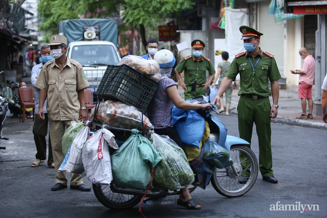 Hà Nội ngày đầu thực hiện Công điện 15: Tiểu thương ngậm ngùi quay xe ngay trước cổng chợ, có người rưng rưng nước mắt, hàng đã nhập về biết bán đi đâu? - Ảnh 2.