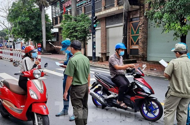 Cận cảnh Bình Dương kiểm soát nghiêm người ra đường trong ngày đầu cách ly xã hội - Ảnh 1.