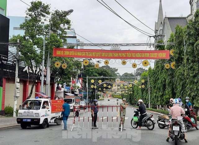 Cận cảnh Bình Dương kiểm soát nghiêm người ra đường trong ngày đầu cách ly xã hội - Ảnh 2.