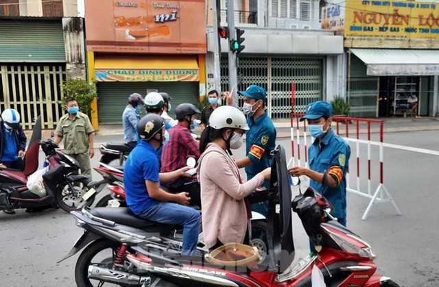 Cận cảnh Bình Dương kiểm soát nghiêm người ra đường trong ngày đầu cách ly xã hội - Ảnh 3.