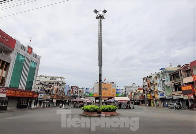 Cận cảnh Bình Dương kiểm soát nghiêm người ra đường trong ngày đầu cách ly xã hội - Ảnh 4.