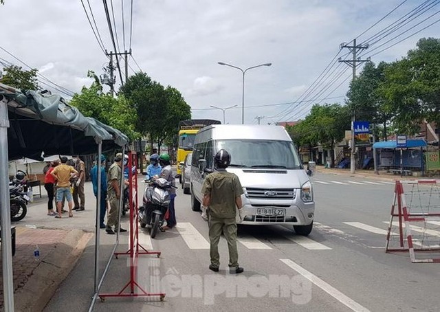 Cận cảnh Bình Dương kiểm soát nghiêm người ra đường trong ngày đầu cách ly xã hội - Ảnh 8.