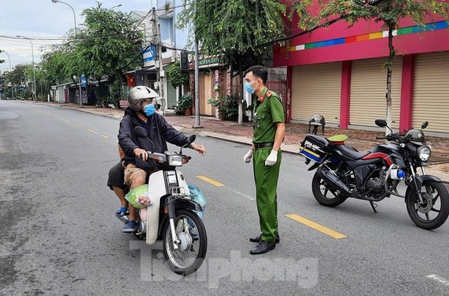 Cận cảnh Bình Dương kiểm soát nghiêm người ra đường trong ngày đầu cách ly xã hội - Ảnh 9.