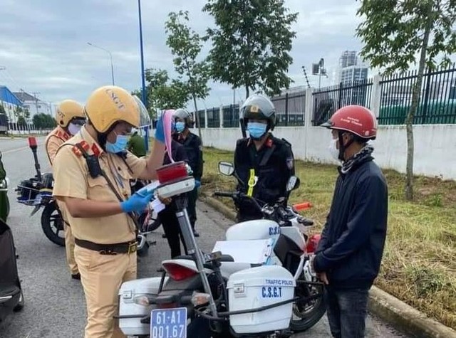 Cận cảnh Bình Dương kiểm soát nghiêm người ra đường trong ngày đầu cách ly xã hội - Ảnh 10.